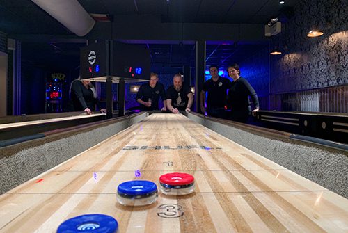 Shuffleboard hos Alfreds spel o bar 500 x 335