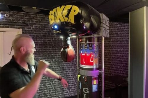 Shuffleboard hos Alfreds spel o bar 500 x 335